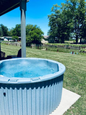 HOT TUB 4 Kayaks 4 Queen 1 Twin Sandusky Bay Home FULL PATIO WIFI